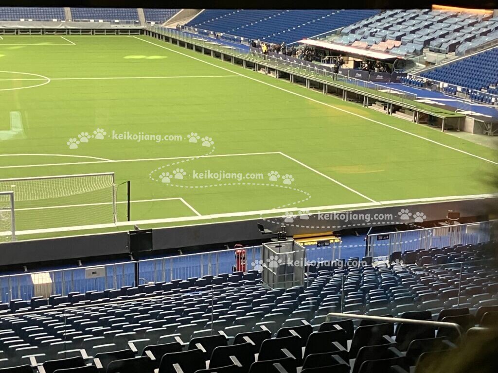 伯納烏球場（Estadio Santiago Bernabéu）是皇家馬德里足球俱樂部（Real Madrid）的主場，也是來到馬德里很具代表性的足球景點。球場從1947年啟用至今，經過多次改造後，現在不只是看球的地方，也變成結合足球、博物館和現代建築的熱門景點。 如果是足球迷，很推薦來走一趟伯納烏球場之旅（Tour Bernabéu）。參觀途中可以看看皇家馬德里博物館、歷年拿下的冠軍獎盃，還能走進球場看臺、更衣室和替補席，想像一下球員平常比賽時的樣子。最後從高處俯瞰整座球場，視野非常震撼。就算平常沒有特別看足球，來到馬德里也可以安排時間感受一下這座傳奇球場的魅力。 門票 • Classic Tour｜一般票：線上 €37 起，現場購票 €40 起。包含皇家馬德里博物館、球場內部全景、更衣室與替補席等。 • Classic Flexible Time｜彈性時間票：線上 €44 起，現場 €47 起，選定日期後可在當日開放時段彈性入場。 • Classic + RM Games：線上 €59 起，現場 €62 起，除了基本參觀內容外，還可進入 RM Games 體驗區。 • Guided Tour｜導覽票：線上 €56 起，現場 €59 起，由導覽人員帶領參觀。 • Madridista Platinum／Premium會員可享優惠票價，例如 Classic Tour €29 起。 開放時間 • 週一～週六：09:00～19:00 • 週日及國定假日：09:30～18:30 • 12月25日、1月1日休館 • 比賽日前後及特殊活動期間可能調整開放時間，出發前建議確認官方公告。 核心看點 • 皇家馬德里博物館（Real Madrid C.F. Museum）：透過互動影音、珍貴文物與歷史照片，認識皇家馬德里的百年發展。館內收藏多座重要冠軍獎盃，是球迷瞭解皇馬輝煌歷史的重要展區。 • 球場全景（Panoramic View）：從高處看臺俯瞰整座伯納烏球場，可以清楚看到綠茵球場、看臺與現代化結構，也是 Tour Bernabéu 最受歡迎的拍照位置之一。 • 更衣室（Dressing Rooms）：參觀球員更衣空間，想像球員在比賽前準備、賽後休息的情景。對足球迷來說，這也是感受皇家馬德里比賽日氛圍的重要一站。 • 替補席（Dugouts）：來到球場邊的球員與教練席，可以從不同角度近距離感受比賽現場。坐在替補席附近眺望整座球場，更能體會正式比賽時的臨場感。 • 伯納烏球場改造：現代化改造後的伯納烏球場，加入嶄新的外觀、屋頂與大型結構設計。參觀途中可以瞭解球場自1947年啟用以來的歷史變化與發展。 🐾KEIKO醬的踩點心得🐾 KEIKO醬本身其實不是足球迷，唯一完整看過的足球比賽，大概就是《足球小將》（キャプテン翼）了（笑）😆。趁著2026年美加墨足球世界盃開踢前，來朝聖一下足壇頂級豪門「皇家馬德里足球俱樂部（Real Madrid Club de Fútbol）」的主場——伯納烏球場（Estadio Santiago Bernabéu）！ 現在回頭看，多少有點「事後諸葛亮」的感覺（笑）。沒想到這趟馬德里之旅之後，西班牙真的一路踢進去，最後還拿下冠軍！只能說KEIKO醬這次來伯納烏球場，莫名其妙也算是沾到了一點冠軍氣場吧？。 對足球迷來說，伯納烏球場（Estadio Santiago Bernabéu）應該算得上是夢想中的聖地了吧？光是站在球場外，就能感受到滿滿的足球氣氛。但對KEIKO醬這種對足球的理解只停留在《足球小將》的喵星人來說，腦袋裡浮現的卻是完全不同的畫面——「咦？是大空翼、岬太郎，還是若林源三跑去西班牙踢球了？」果然，不是真正的足球迷，連朝聖球場都可以歪樓到動漫世界去（笑）。 不過實際上，現在進去參觀球場、沒有比賽也得花上至少35歐元以上。對一個「足球小將等級」的足球迷來說，這價格實在有點難下手，所以最後還是決定在外面隨意走走、拍拍照、感受一下氣氛就好。雖然沒有花錢進場參觀，但能親眼看到這座傳奇球場，對KEIKO醬來說也算是完成一個小小的朝聖啦！ 如果沒有打算花錢買票進伯納烏球場參觀，KEIKO醬反而很推薦一個小小的私房景點——伯納烏球場裡的 Starbucks Reserve！不用買球場門票，只要點杯咖啡，就能坐在店裡透過玻璃窗看看伯納烏球場的大致樣子。雖然不能像正式參觀那樣走進球場各個區域，但可以邊喝咖啡、邊看著眼前的綠茵球場，氣氛還是很不錯。 對KEIKO醬這種「非專業足球迷」來說，花一杯咖啡的錢就能順便欣賞伯納烏，個人覺得真的滿超值！而且不用特別安排一整段時間，路過進來喝杯咖啡、拍拍照，也算是另類的伯納烏朝聖方式啦～